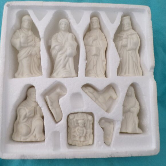BLACK FRIDAY SALE 11 Piece Nativity Set Jade Collection with Wood Base - Picture 1 of 9